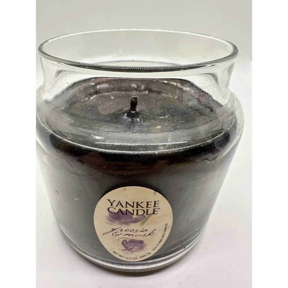 Yankee Candle 12.3 ‎ oz. Single Wick Candle Freesia & Musk Metal Candle Holder